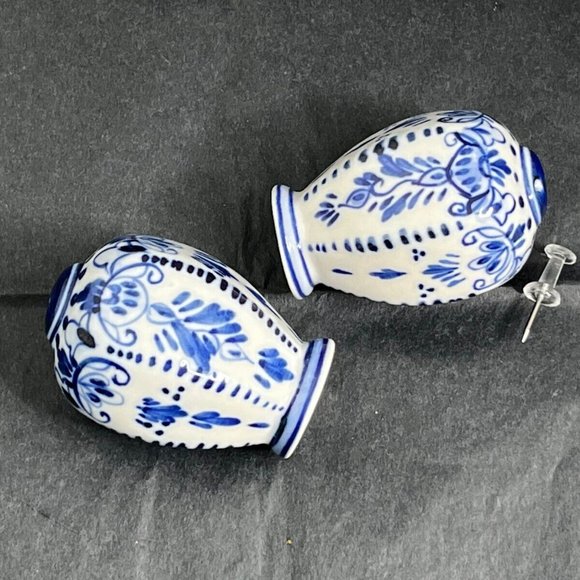 Blue and White Salt and Pepper Shakers, Ceramic PotteryBlue and White Salt and P - Picture 6 of 6